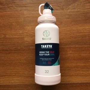 NWT 32 oz Takeya Water Bottle